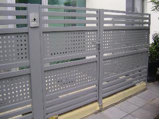 moderne poort horizontale kokers afwisseld met perfo.JPG